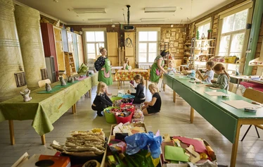 Lastun lauantaikerhossa on hyvät tilat tehdä taidetta yhdessä - Lastenkulttuurikeskus Lastun avoimet lauantaikerhot tarjoavat ilmaista taidetoimintaa perheille Lapinlahdella joka kuukauden viimeinen lauantai klo 9-12. 