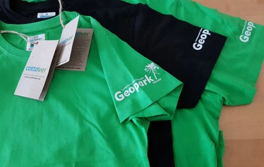 Geopark T-paita - Ekopuuvillainen T-paita Geopark-logolla, miesten ja naisten mallit.