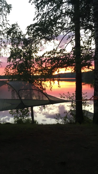 Tentsile ekomajoitus aamiaisella 