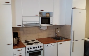 Majoitu 2 hengen huoneessa Muonion keskustassa - Siisti huone kahdelle omalla keittiöllä, vessalla ja suihkulla.