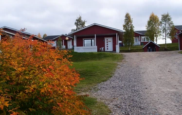 Mökki neljälle Muonion keskustassa - Neljän hengen mökki Muonion keskustassa palvelijen läheisyydessä. Mökistä on kaunis järvimaisema.
