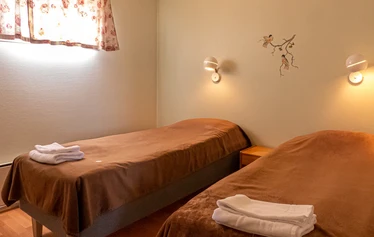 Cottage with sauna - The cottages at Lomamaja Pekonen have 2 bedrooms, a living room with a small kitchen and a bathroom and a shower.