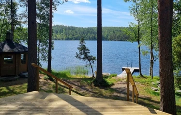 Mökki sijaitsee kirkasvetisen Syväjärven rannalla Mikkelissä - Mökillä on isot piha-alueet ja rauhallinen sijainti. 