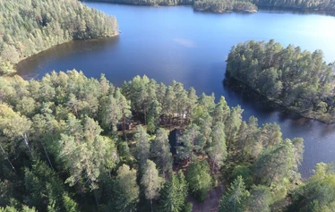 Mökki sijaitsee kirkasvetisen Syväjärven rannalla Mikkelissä - Mökillä on isot piha-alueet ja rauhallinen sijainti. 