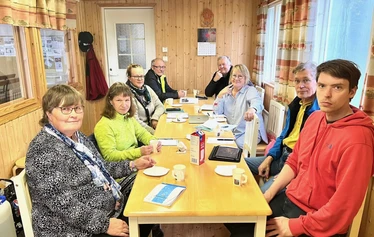 Yhteisötaideteos Riitti ja Raveli Venetmäen mks.n talon seinällä. - Kuva: Riikka Viinikanoja.
