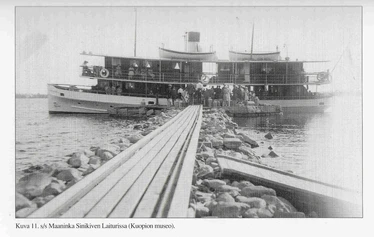 Maaninka-laiva Sinikiven laiturissa. - Tämän koodin kuvat ovat Reijo Vallan kokoamasta teoksesta 'Se mänj ilimassa ja tulj tähessä.'