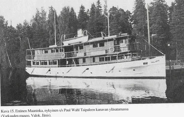 Maaninka-laiva Sinikiven laiturissa. - Tämän koodin kuvat ovat Reijo Vallan kokoamasta teoksesta 'Se mänj ilimassa ja tulj tähessä.'