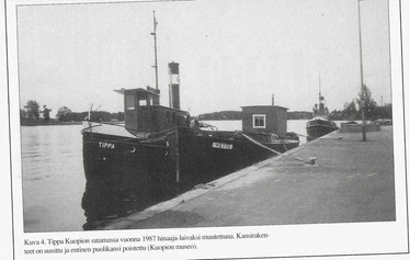 Maaninka-laiva Sinikiven laiturissa. - Tämän koodin kuvat ovat Reijo Vallan kokoamasta teoksesta 'Se mänj ilimassa ja tulj tähessä.'