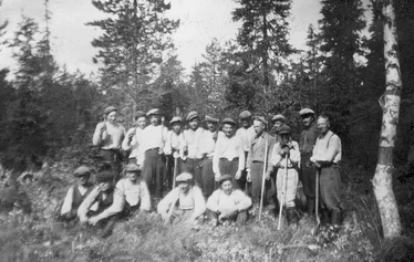 Leppämäen tientekotalkoot 1950-luvulla.  Kuva: Veikko Itkonen.
