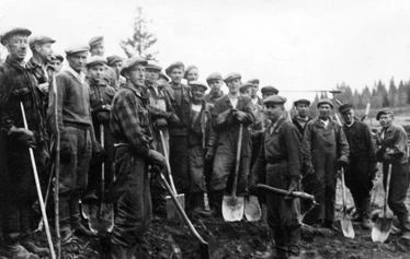 Leppämäen tientekotalkoot 1950-luvulla.  Kuva: Veikko Itkonen.