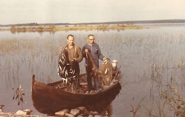 Muikkusaalis. - Kalamiehet muikkusaaliineen Hiidenniemen rannassa 1960-luvun lopulla. Janne Koistinen ja Paavo Ruohonen.  Kuva: Matti Koistinen.