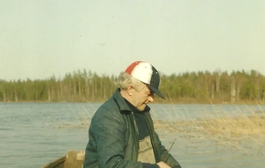 Muikkusaalis. - Kalamiehet muikkusaaliineen Hiidenniemen rannassa 1960-luvun lopulla. Janne Koistinen ja Paavo Ruohonen.  Kuva: Matti Koistinen.