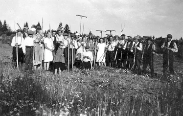 Leppämäen tientekotalkoot 1950-luvulla.  Kuva: Veikko Itkonen.