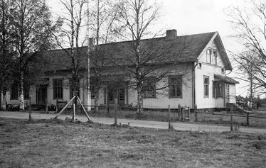 Katajamäen kansakoulu  50 vuotta vuonna 1952.  Kuva: Kalle Tissari. - Kuvat liittyvät QR-koodien tarinoiden aiheisiin. Pääkuva ei liity paikan otsikkoon.
