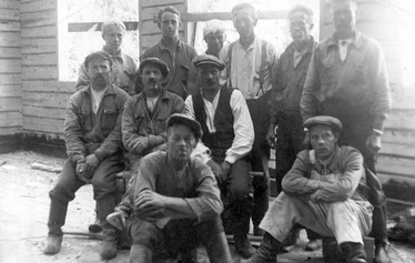 Katajamäen kansakoulu  50 vuotta vuonna 1952.  Kuva: Kalle Tissari. - Kuvat liittyvät QR-koodien tarinoiden aiheisiin. Pääkuva ei liity paikan otsikkoon.