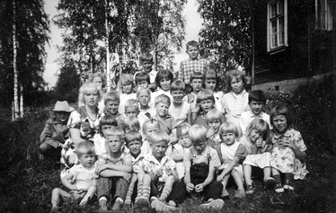 Katajamäen kansakoulu  50 vuotta vuonna 1952.  Kuva: Kalle Tissari. - Kuvat liittyvät QR-koodien tarinoiden aiheisiin. Pääkuva ei liity paikan otsikkoon.