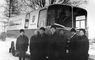 Katajamäen kansakoulu  50 vuotta vuonna 1952.  Kuva: Kalle Tissari. - Kuvat liittyvät QR-koodien tarinoiden aiheisiin. Pääkuva ei liity paikan otsikkoon.