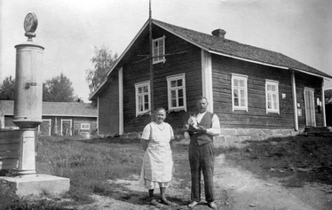Silikon kauppa. Olga ja Sylvester Räsänen.  Kuva: Ville Väänänen. - Kuvat liittyvät QR-koodien tarinoiden aiheisiin. Pääkuva ei liity paikan otsikkoon.