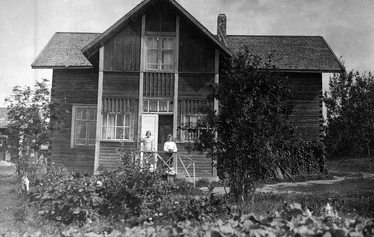 Silikon kauppa. Olga ja Sylvester Räsänen.  Kuva: Ville Väänänen. - Kuvat liittyvät QR-koodien tarinoiden aiheisiin. Pääkuva ei liity paikan otsikkoon.