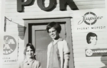Silikon kauppa. Olga ja Sylvester Räsänen.  Kuva: Ville Väänänen. - Kuvat liittyvät QR-koodien tarinoiden aiheisiin. Pääkuva ei liity paikan otsikkoon.