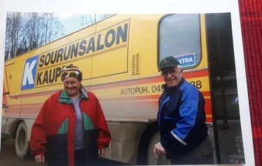 Silikon kauppa. Olga ja Sylvester Räsänen.  Kuva: Ville Väänänen. - Kuvat liittyvät QR-koodien tarinoiden aiheisiin. Pääkuva ei liity paikan otsikkoon.