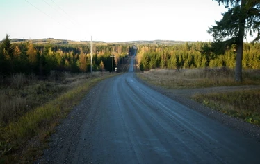 Lampaanmäentien n. 2 km pitkä suora.  Kuva: Marketta Raatikainen. - Kuvat liittyvät QR-koodien tarinoiden aiheisiin. Pääkuva ei liity paikan otsikkoon.