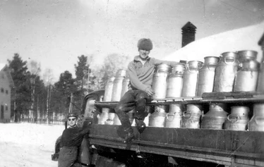 Maitoauto. - Maidonkuljetusta Säviän meijeriin. Kuvassa Martti ja Reino Tissari.  Kuva: Kalle Tissari.