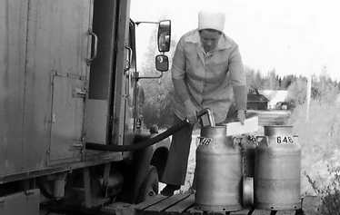 Maitoauto. - Maidonkuljetusta Säviän meijeriin. Kuvassa Martti ja Reino Tissari.  Kuva: Kalle Tissari.