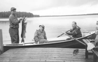 Kalansaalis Löytynjärvestä. - Kuvassa vas. Reino Valta, Aira Väisänen ja Kalevi Lipponen.  Kuva: Reino Valta.