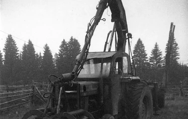 Puun ajoa talvella 1971. - Ohjaksissa Pertti Ruotsalainen ja vas. Antero Ruotsalainen. Kuormaa vetämässä Reipas-hevonen.
Kuva: Riiheläiset.
Kuvat liittyvät QR-koodien tarinoiden aiheisiin. Pääkuva ei liity paikan otsikkoon.
