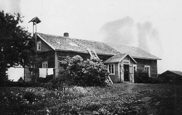Maalaismaisemaa 1960-luvulta. - Ilmakuva Harjun maatilalta. Kuva: Heino Koskinen.