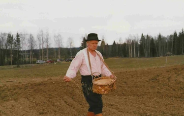 Kylvön siunaustilaisuus Kariaholla v. 1997. - Kariahon vanha isäntä Heikki Katainen kylvöhommissa.  Kuva: Marketta Raatikainen.