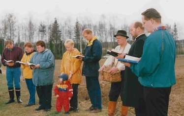 Kylvön siunaustilaisuus Kariaholla v. 1997. - Kariahon vanha isäntä Heikki Katainen kylvöhommissa.  Kuva: Marketta Raatikainen.