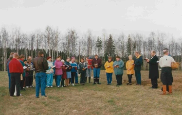 Kylvön siunaustilaisuus Kariaholla v. 1997. - Kariahon vanha isäntä Heikki Katainen kylvöhommissa.  Kuva: Marketta Raatikainen.