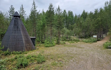 Pajuskylän kota. - Urkin polku kulkee Pajuskylän kodan kautta.  Kuva: Reino Valta.