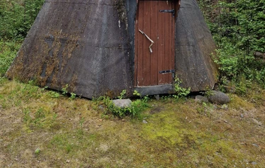 Pajuskylän kota. - Urkin polku kulkee Pajuskylän kodan kautta.  Kuva: Reino Valta.