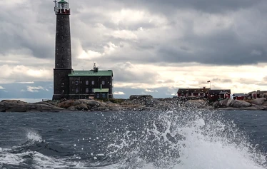 Tule ja koe Bengtskärin majakan yli satavuotinen historia M/S Summersean risteilyllä! - Kuva: Niko Laurila
Hangon risteilyistä ehdoton suosikki on vierailu Bengtskärin majakalla. Tämän Pohjoismaiden korkeimman majakan valo syttyi ensimmäistä kertaa joulukuussa vuonna 1906 ja se kohoaa kunnioitettavat 52 metriä merenpinnan yläpuolelle, joten saarta lähestyessä majakan erottaa jo kaukaa. Se on historiansa aikana selvinnyt monenlaisista dramaattisistakin vaiheista mm. molempien maailmansotien aikaan ja sillä onkin monta mielenkiintoista tarinaa kerrottavanaan.