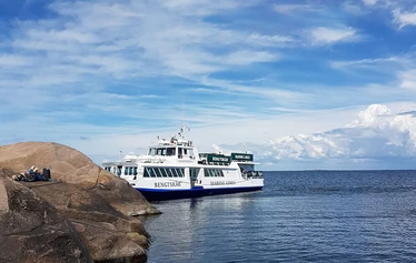 Tule ja koe Bengtskärin majakan yli satavuotinen historia M/S Summersean risteilyllä! - Hangon risteilyistä ehdoton suosikki on vierailu Bengtskärin majakalla. Tämän Pohjoismaiden korkeimman majakan valo syttyi ensimmäistä kertaa joulukuussa vuonna 1906 ja se kohoaa kunnioitettavat 52 metriä merenpinnan yläpuolelle, joten saarta lähestyessä majakan erottaa jo kaukaa. Se on historiansa aikana selvinnyt monenlaisista dramaattisistakin vaiheista mm. molempien maailmansotien aikaan ja sillä onkin monta mielenkiintoista tarinaa kerrottavanaan.