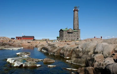 Tule ja koe Bengtskärin majakan yli satavuotinen historia M/S Summersean risteilyllä! - Hangon risteilyistä ehdoton suosikki on vierailu Bengtskärin majakalla. Tämän Pohjoismaiden korkeimman majakan valo syttyi ensimmäistä kertaa joulukuussa vuonna 1906 ja se kohoaa kunnioitettavat 52 metriä merenpinnan yläpuolelle, joten saarta lähestyessä majakan erottaa jo kaukaa. Se on historiansa aikana selvinnyt monenlaisista dramaattisistakin vaiheista mm. molempien maailmansotien aikaan ja sillä onkin monta mielenkiintoista tarinaa kerrottavanaan.