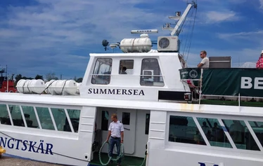 Tule ja koe Bengtskärin majakan yli satavuotinen historia M/S Summersean risteilyllä! - Hangon risteilyistä ehdoton suosikki on vierailu Bengtskärin majakalla. Tämän Pohjoismaiden korkeimman majakan valo syttyi ensimmäistä kertaa joulukuussa vuonna 1906 ja se kohoaa kunnioitettavat 52 metriä merenpinnan yläpuolelle, joten saarta lähestyessä majakan erottaa jo kaukaa. Se on historiansa aikana selvinnyt monenlaisista dramaattisistakin vaiheista mm. molempien maailmansotien aikaan ja sillä onkin monta mielenkiintoista tarinaa kerrottavanaan.