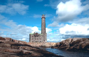 Tule ja koe Bengtskärin majakan yli satavuotinen historia M/S Summersean risteilyllä! - Hangon risteilyistä ehdoton suosikki on vierailu Bengtskärin majakalla. Tämän Pohjoismaiden korkeimman majakan valo syttyi ensimmäistä kertaa joulukuussa vuonna 1906 ja se kohoaa kunnioitettavat 52 metriä merenpinnan yläpuolelle, joten saarta lähestyessä majakan erottaa jo kaukaa. Se on historiansa aikana selvinnyt monenlaisista dramaattisistakin vaiheista mm. molempien maailmansotien aikaan ja sillä onkin monta mielenkiintoista tarinaa kerrottavanaan.