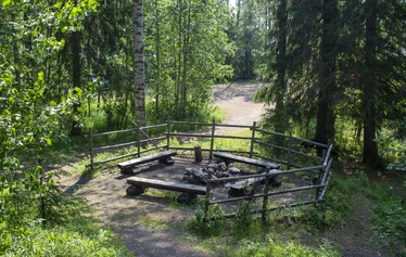 Nuorisokeskus Metsäkartano iso mökki Metsäkämppä - Nuorisokeskus Metsäkartano iso mökki Metsäkämppä on aito savotta- / tukkilaiskämppä