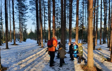 Metsäsynttärit- metsäseikkailua, Metsänautti Tuusulassa. - Metsänautin lasten metsäsynttäreillä Tuusulassa nautitaan metsässä seikkailusta ja luonnon omista seikkailumahdollisuuksista.