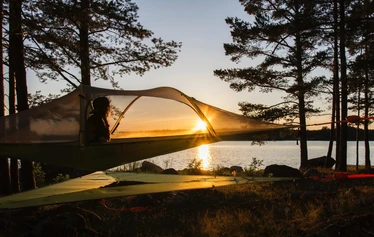 Tensile elämys Tuusulanjärven rannalla - Tensile teltta puiden syleilyssä, Metsänautti