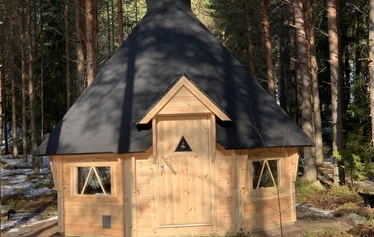 Metsänautin kota, Tuusula - Metsänautin kodassa vietät tunnelmalliset juhlat Tuusulassa Rusutjärvellä.