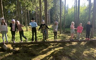 Metsäsynttärit- metsäseikkailua, Metsänautti Tuusulassa. - Metsänautin lasten metsäsynttäreillä Tuusulassa nautitaan metsässä seikkailusta ja luonnon omista seikkailumahdollisuuksista.