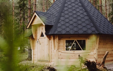 Metsänautin kota - Metsänautin kota sijaitsee Tuusulassa Rusutjärvellä MEtsänautin toimipisteellä jioka on yksityisesti varattavissa.