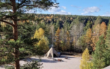 Metsäravintola päivällinen Haltia Elämsykodalla - Haltina elämyskodalla 21.11 kasvispainotteinen päivällinen tulen äärellä