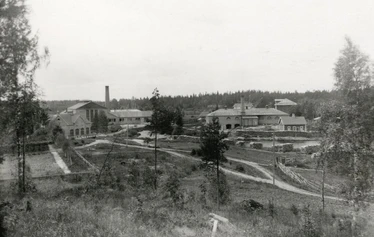 Miehikkälän Kalliokosken lasitehtaan maisemaa 1930-luvulla. - Kuva: Suomen lasimuseo.
