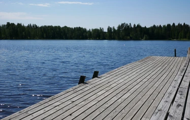 Uimari laiturin vieressä